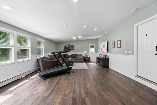 Fitness Equipment, Interior, Living room, Recessed Lighting, Wood Texture Flooring