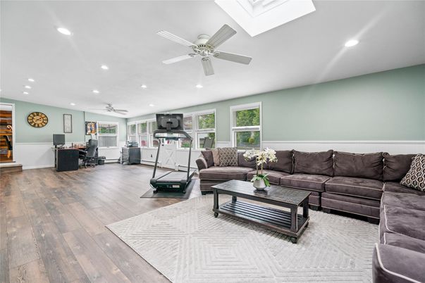 Fitness Equipment, Interior, Living room, Recessed Lighting, Wood Texture Flooring