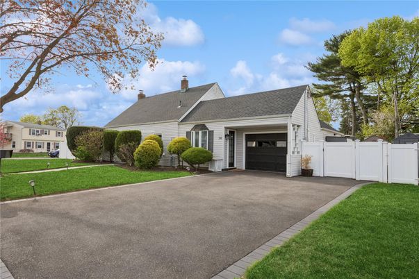 Attached, Exterior, Facade, Cape Cod