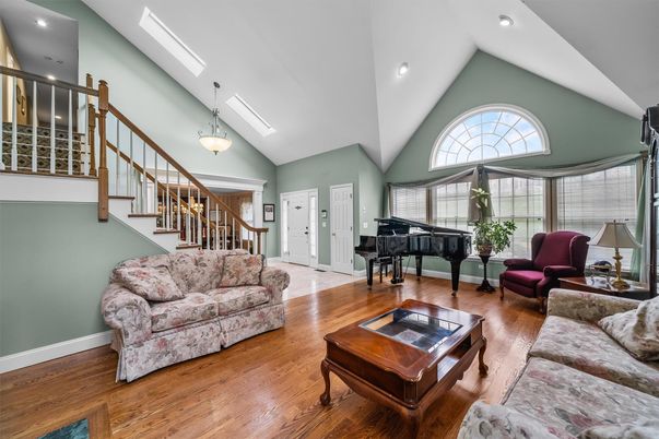 Interior, Living room, Pendant Lights, Piano, Recessed Lighting, Wood Texture Flooring