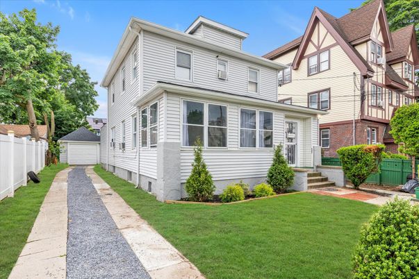 Exterior, Facade, Brick Facade, Queen Anne Victorian