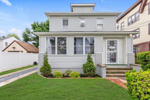Exterior, Facade, American Foursquare