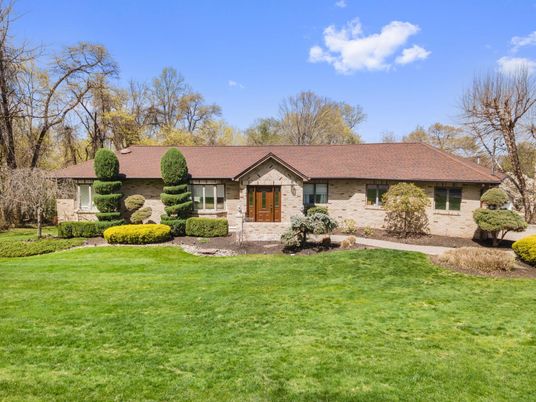 Backyard, Exterior, Facade, Brick Facade, Ranch