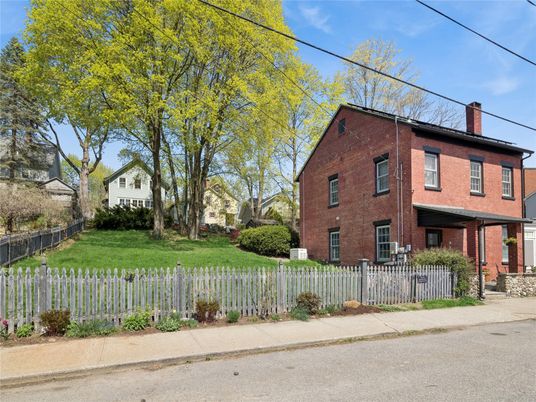 Exterior, Facade, Brick Facade, Rowhouse