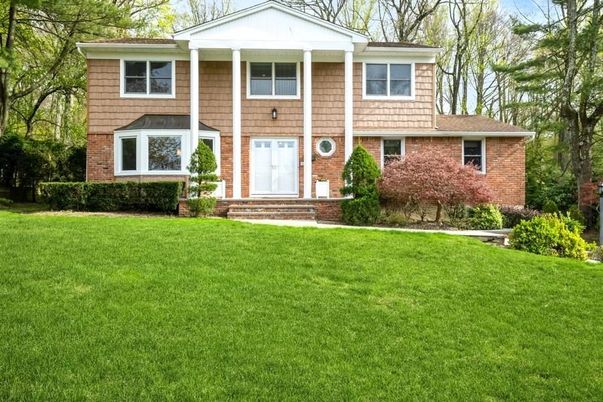 Exterior, Facade, Brick Facade, Raised Ranch