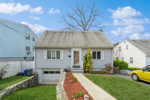 Attached, Exterior, Facade, Cape Cod