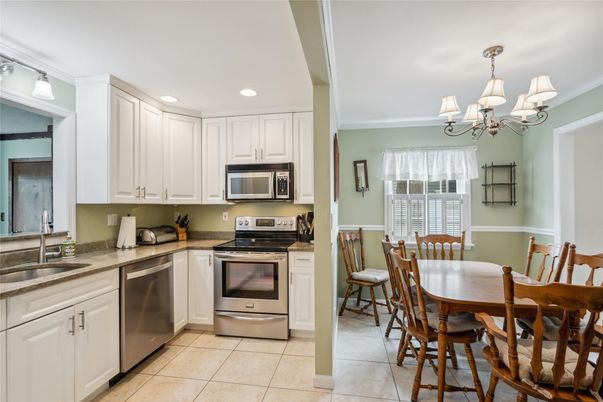 Chandelier, Dining room, Interior, Kitchen, Recessed Lighting, Stainless Steel Appliances