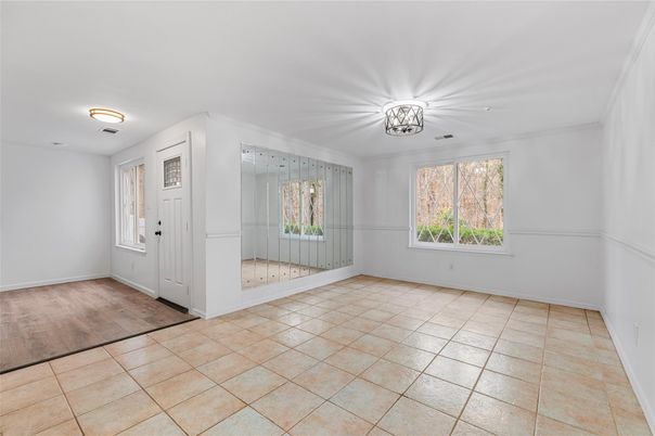Empty room, Interior