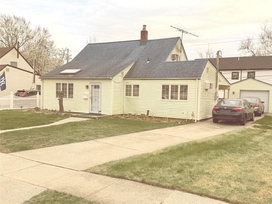 Attached, Exterior, Facade, Cape Cod