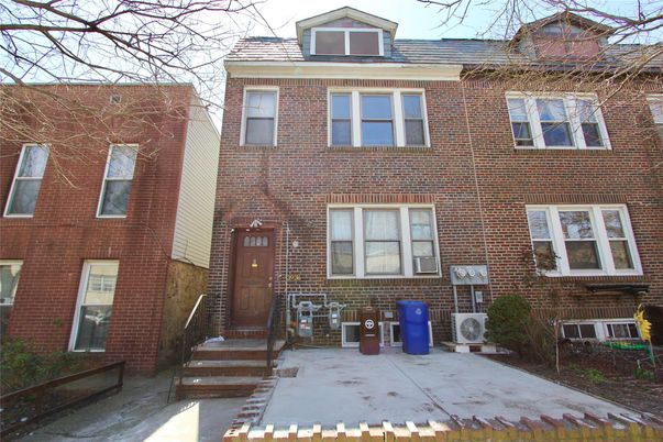 Exterior, Facade, Brick Facade, Rowhouse