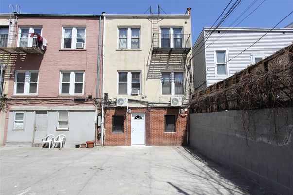 Exterior, Facade, Brick Facade, Rowhouse