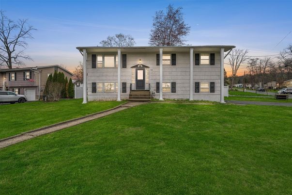 Exterior, Facade, Raised Ranch