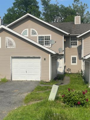 Attached, Exterior, Facade, Split Level