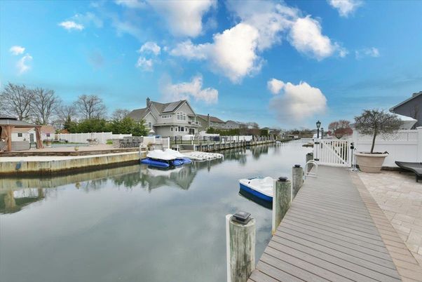 Exterior, Lake