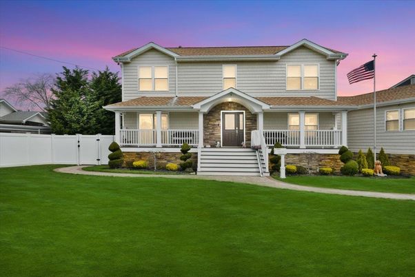 Exterior, Facade, American Craftsman