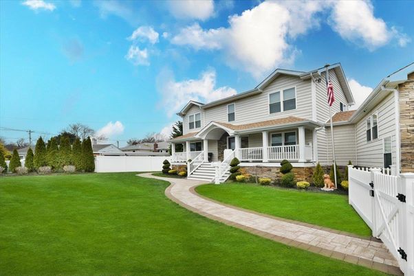Backyard, Exterior, Facade, Queen Anne Victorian