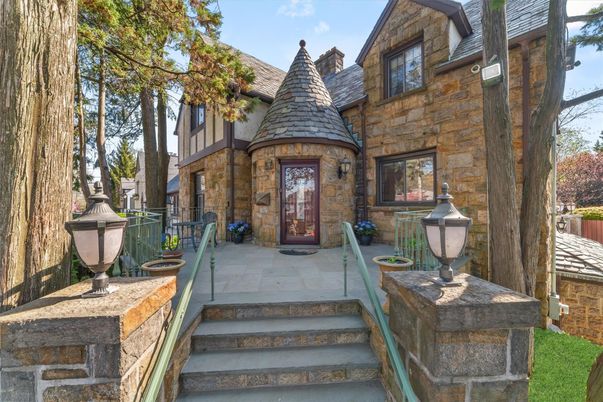 Exterior, Facade, Queen Anne Victorian