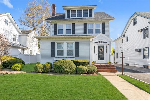 Exterior, Facade, American Foursquare