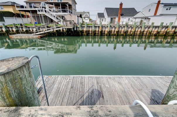 Exterior, Lake