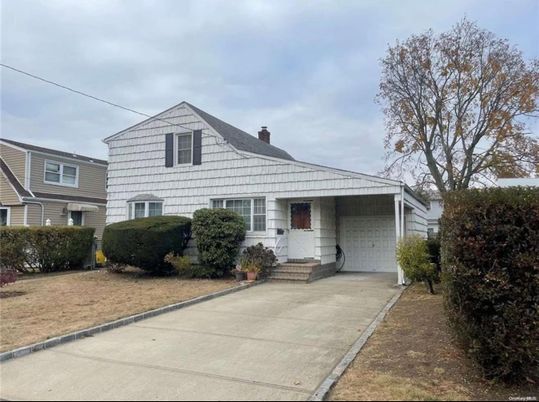 Attached, Exterior, Facade, Cape Cod