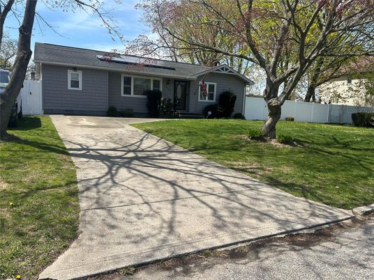 Exterior, Facade, Ranch