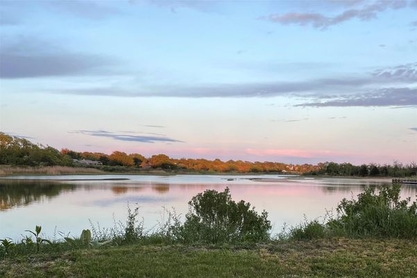 Exterior, Lake