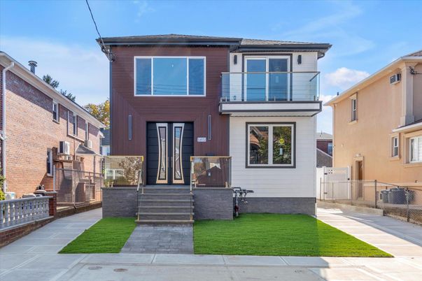Exterior, Facade, Brick Facade, Rowhouse