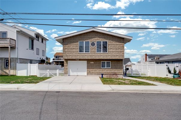 Attached, Exterior, Facade, Split Level