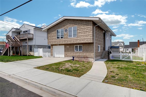 Attached, Exterior, Facade, Split Level
