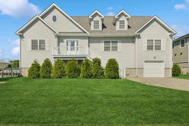 Attached, Exterior, Facade, Farmhouse
