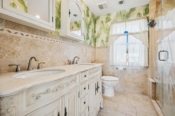 Bathroom, Dual Sink Vanities, Interior, Recessed Lighting