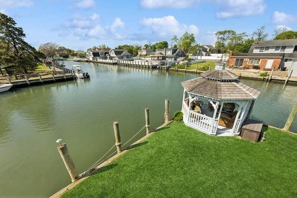 Exterior, Lake