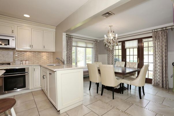 Chandelier, Dining room, Interior, Kitchen, Recessed Lighting, Stainless Steel Appliances