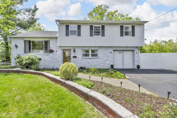 Attached, Exterior, Facade, Split Level
