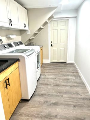 Interior, Washer, Wood Texture Flooring