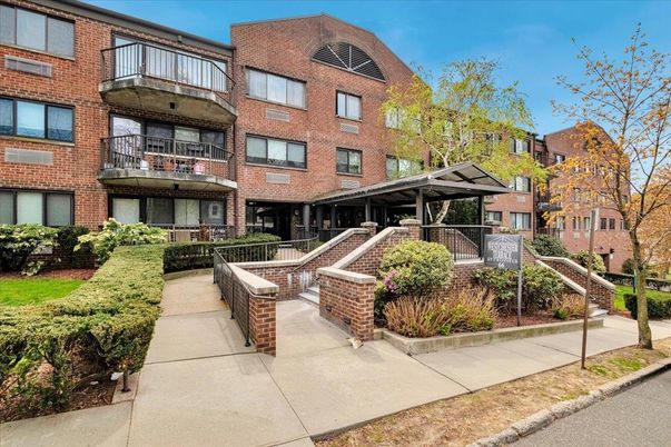 Exterior, Facade, Brick Facade, Rowhouse