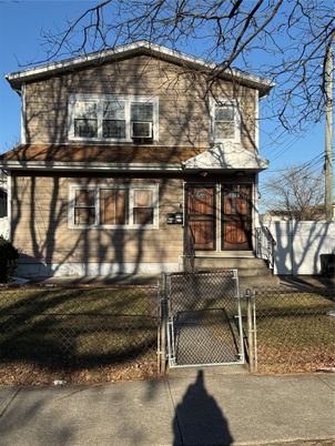 Exterior, Facade, American Foursquare