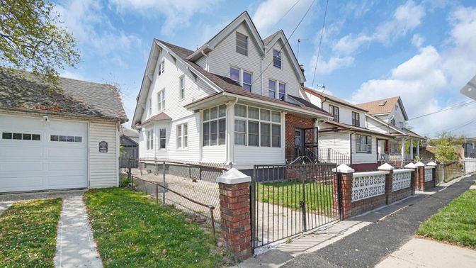 Attached, Exterior, Facade, Brick Facade, Queen Anne Victorian
