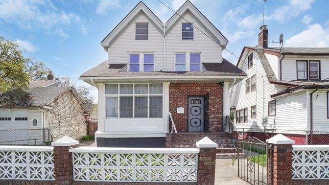 Exterior, Facade, Brick Facade, Queen Anne Victorian