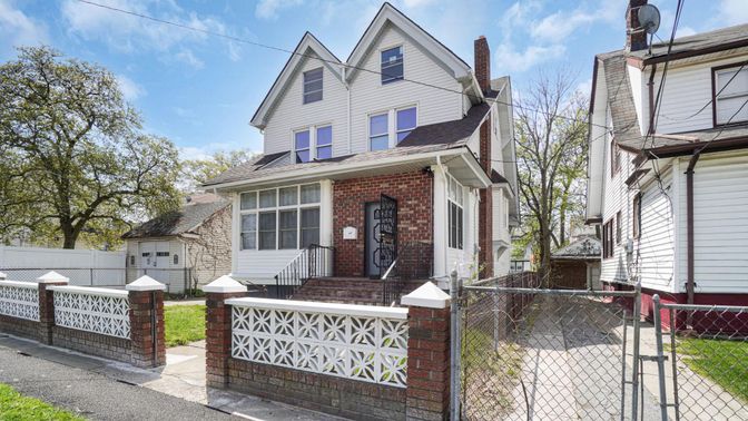 Exterior, Facade, Brick Facade, Queen Anne Victorian