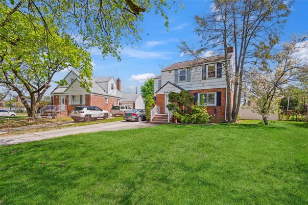 Exterior, Facade, Brick Facade, American Foursquare