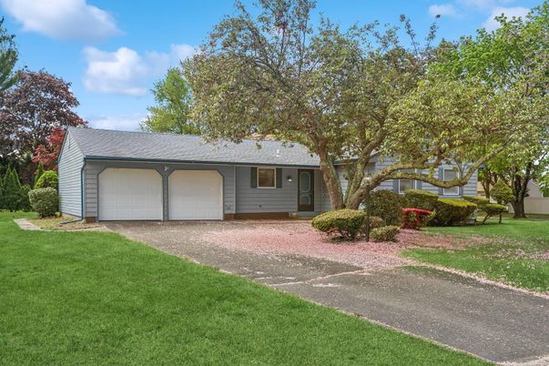 Attached, Exterior, Facade, Ranch