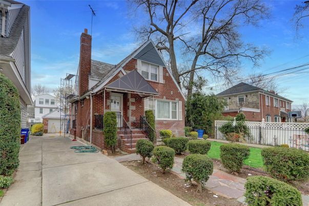 Exterior, Facade, Brick Facade, Queen Anne Victorian