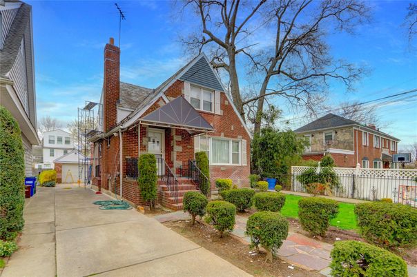Exterior, Facade, Brick Facade, Queen Anne Victorian