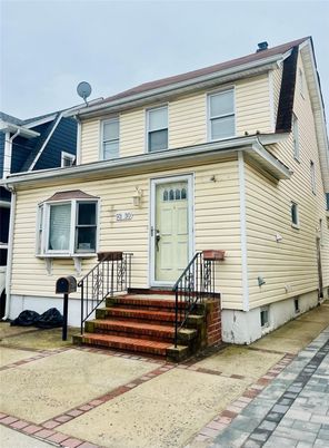 Exterior, Facade, American Foursquare