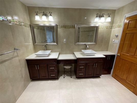 Bathroom, Dual Sink Vanities, Interior