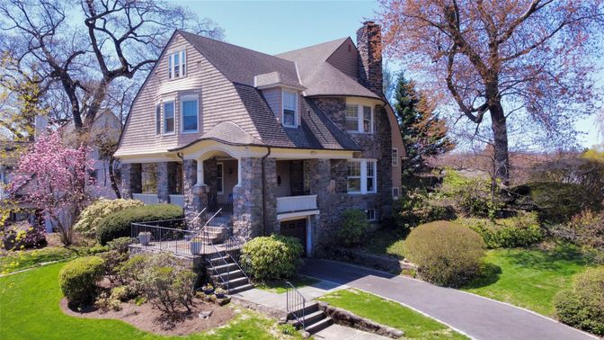 Exterior, Facade, Queen Anne Victorian