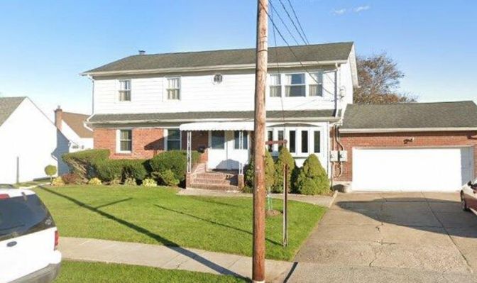 Attached, Exterior, Facade, Brick Facade, American Foursquare