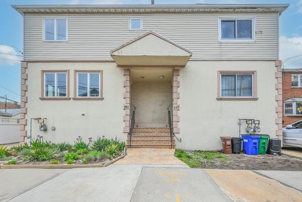 Exterior, Facade, Raised Ranch