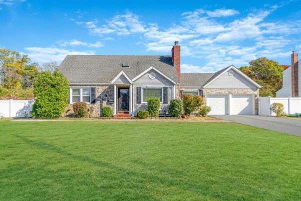 Attached, Exterior, Facade, Cape Cod